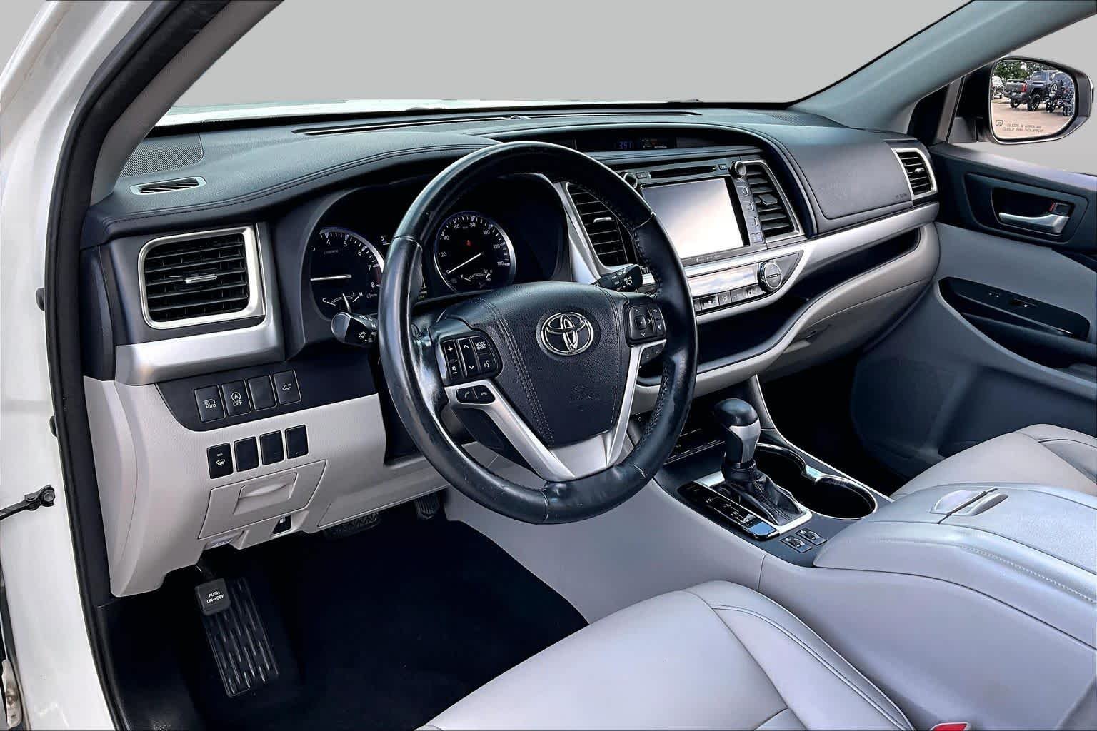 Used 2018 Blizzard Pearl Toyota XLE image 18