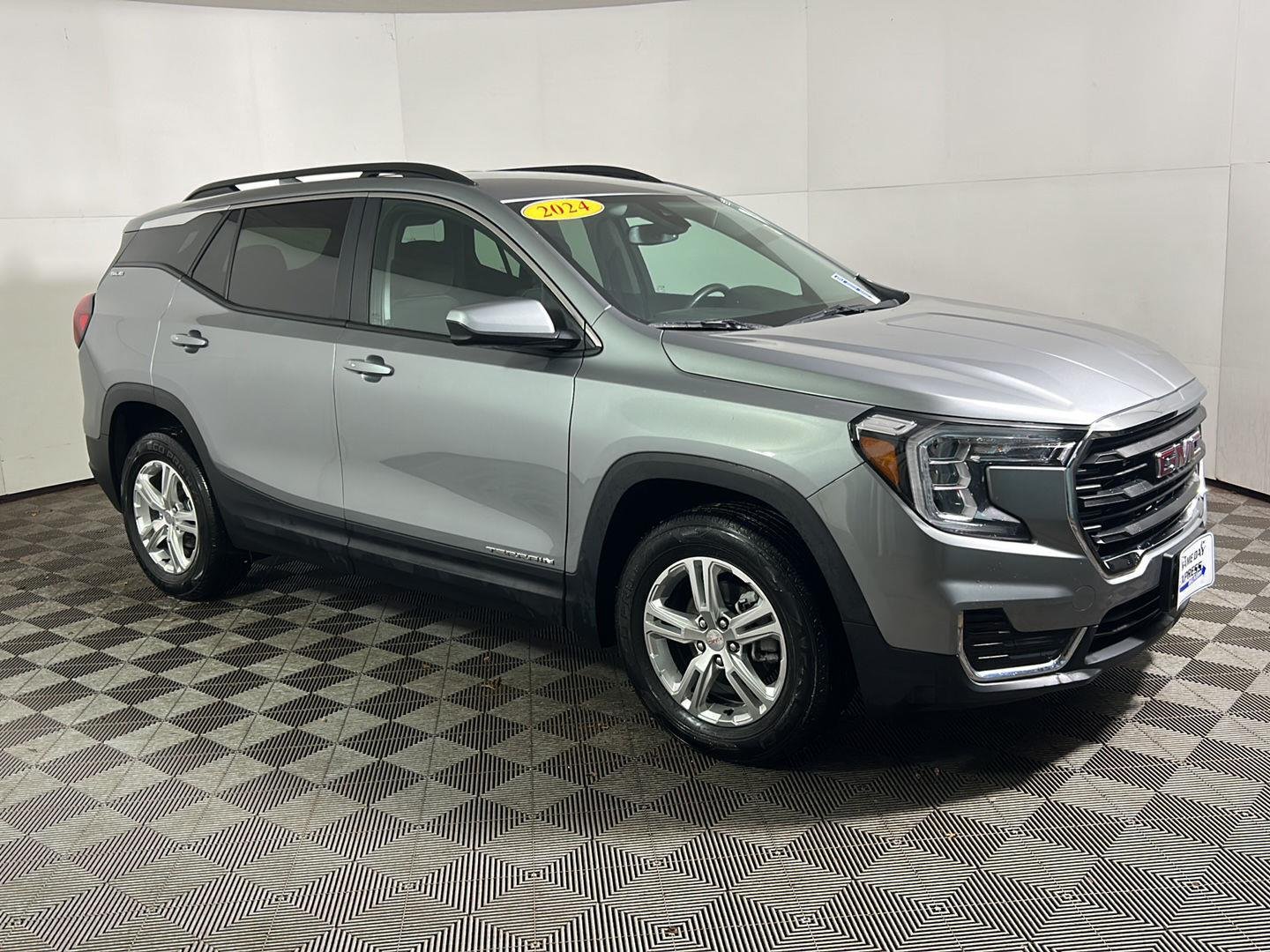Used 2024 Sterling Metallic GMC SLE image 5