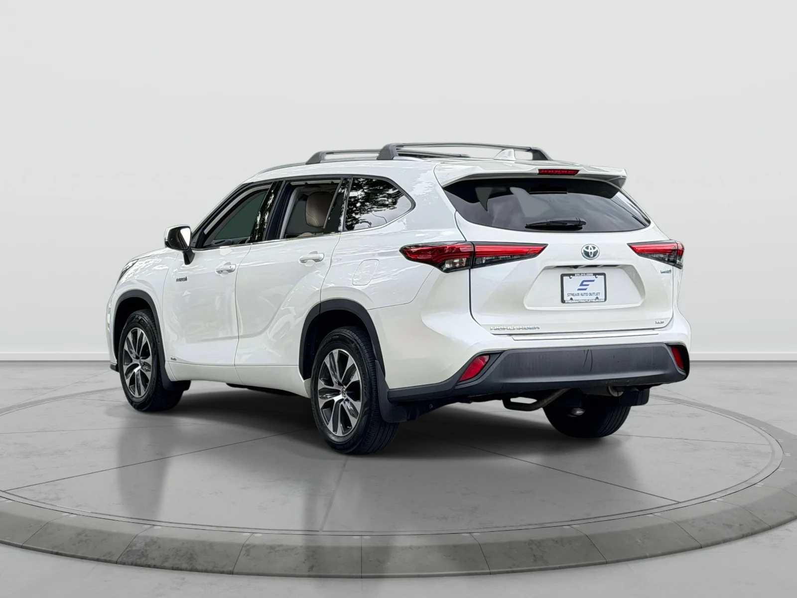 Used 2021 White Toyota XLE image 4