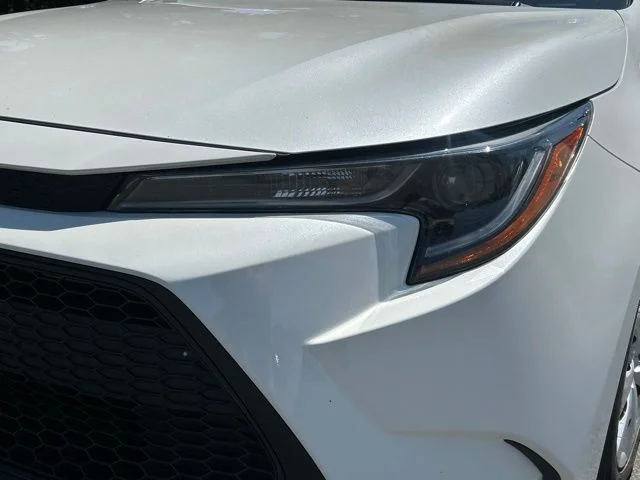 Used 2020 White Toyota LE image 9