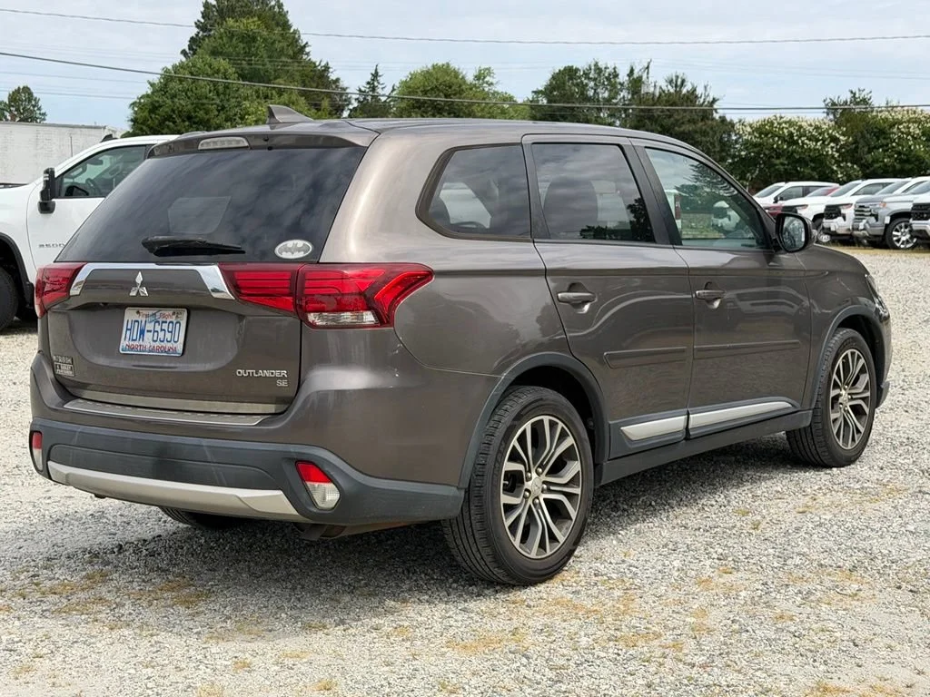 Used 2017  Mitsubishi SE image 4