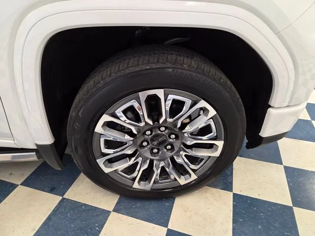 Used 2024 White Frost Tricoat GMC Denali Ultimate image 11
