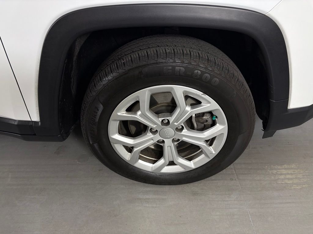 Used 2024 White Jeep Latitude image 10