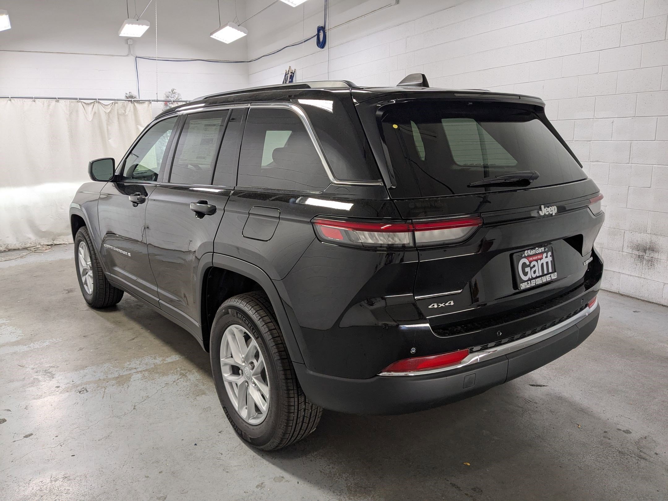 New 2025 Diamond Black Crystal Pearl-Coat Exterior Paint Jeep Laredo X image 7
