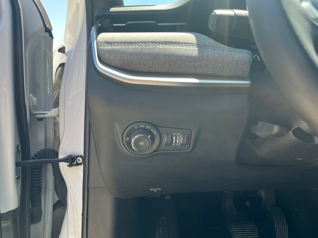 Used 2024 Bright White Clearcoat Jeep Latitude image 22