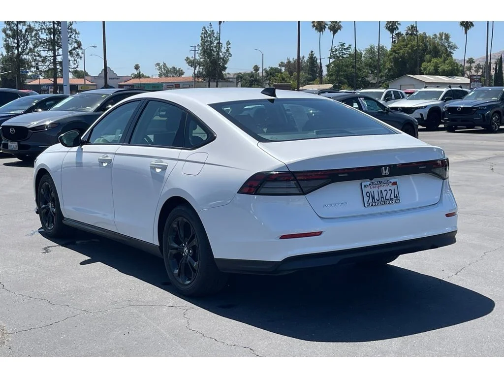 Used 2025 Platinum White Pearl Honda SE image 3