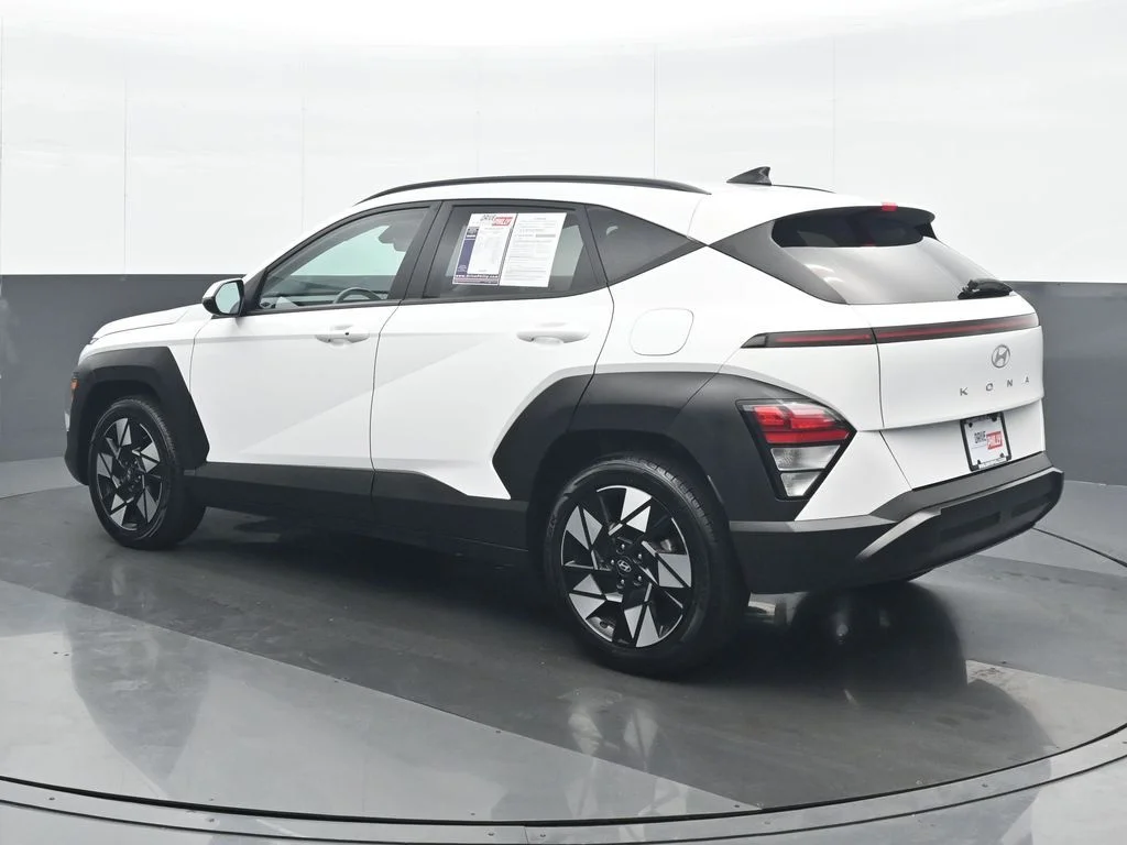 Used 2025 White Hyundai SEL image 4