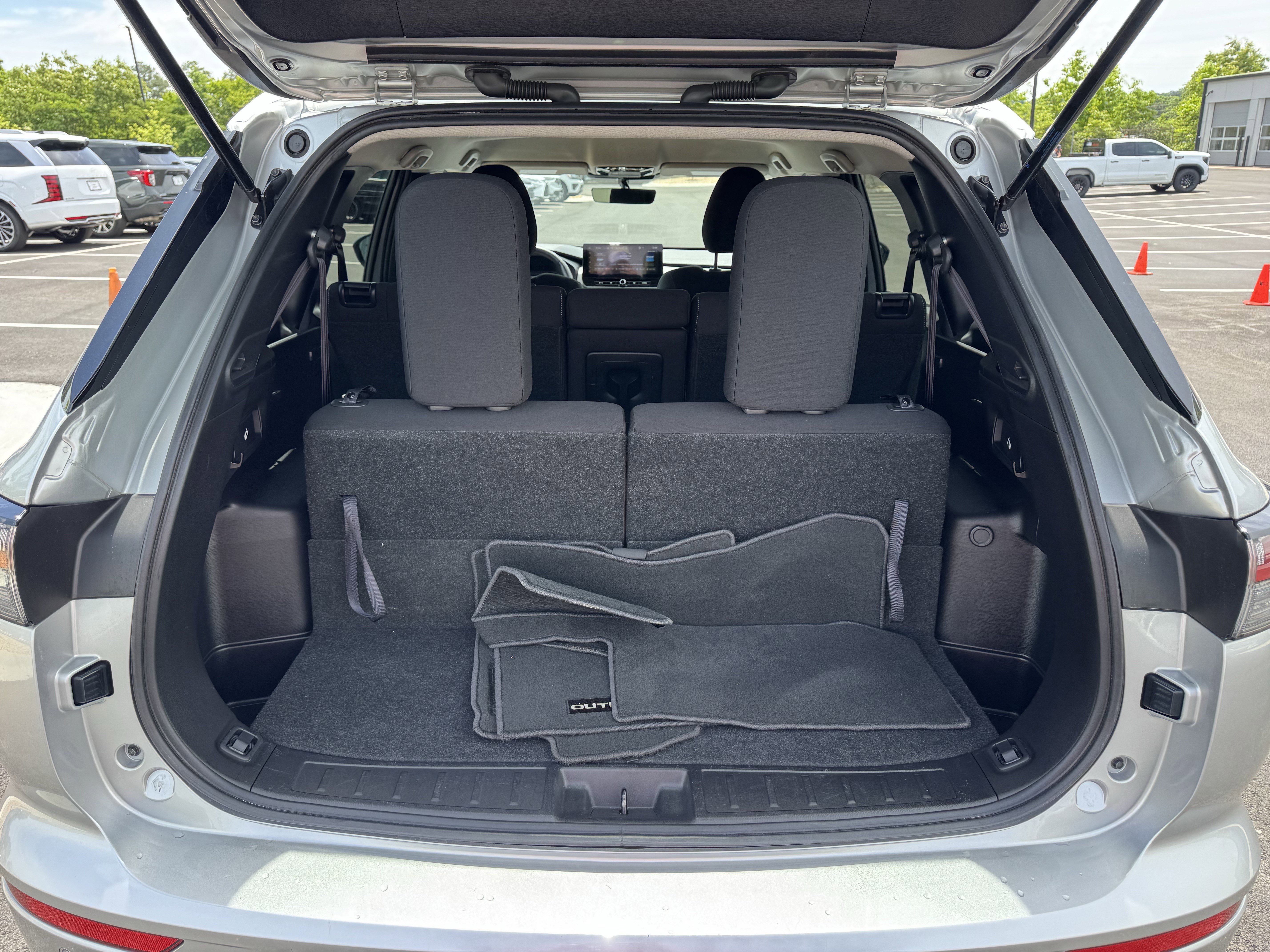 Used 2025  Mitsubishi ES image 18