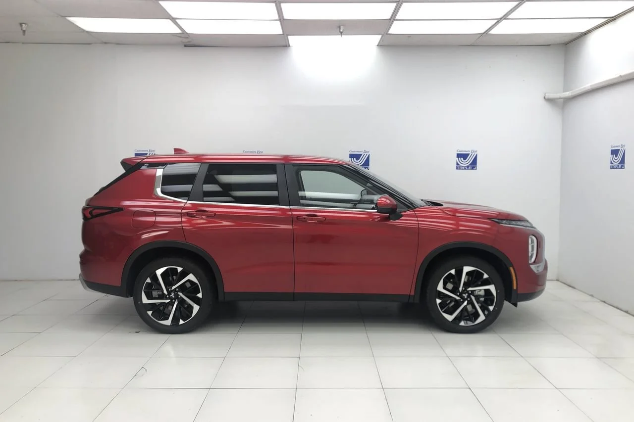 Used 2022 Red Diamond Mitsubishi  image 9