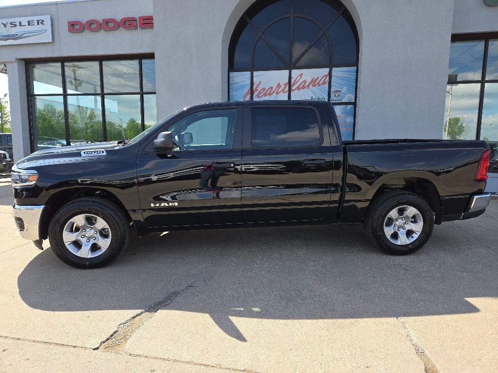New 2026 Diamond Black Crystal Pearl-Coat Exterior Paint RAM Tradesman image 5
