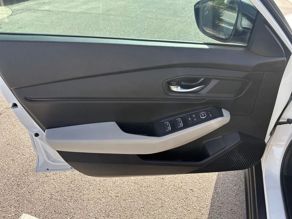 Used 2025 White Honda SE image 17