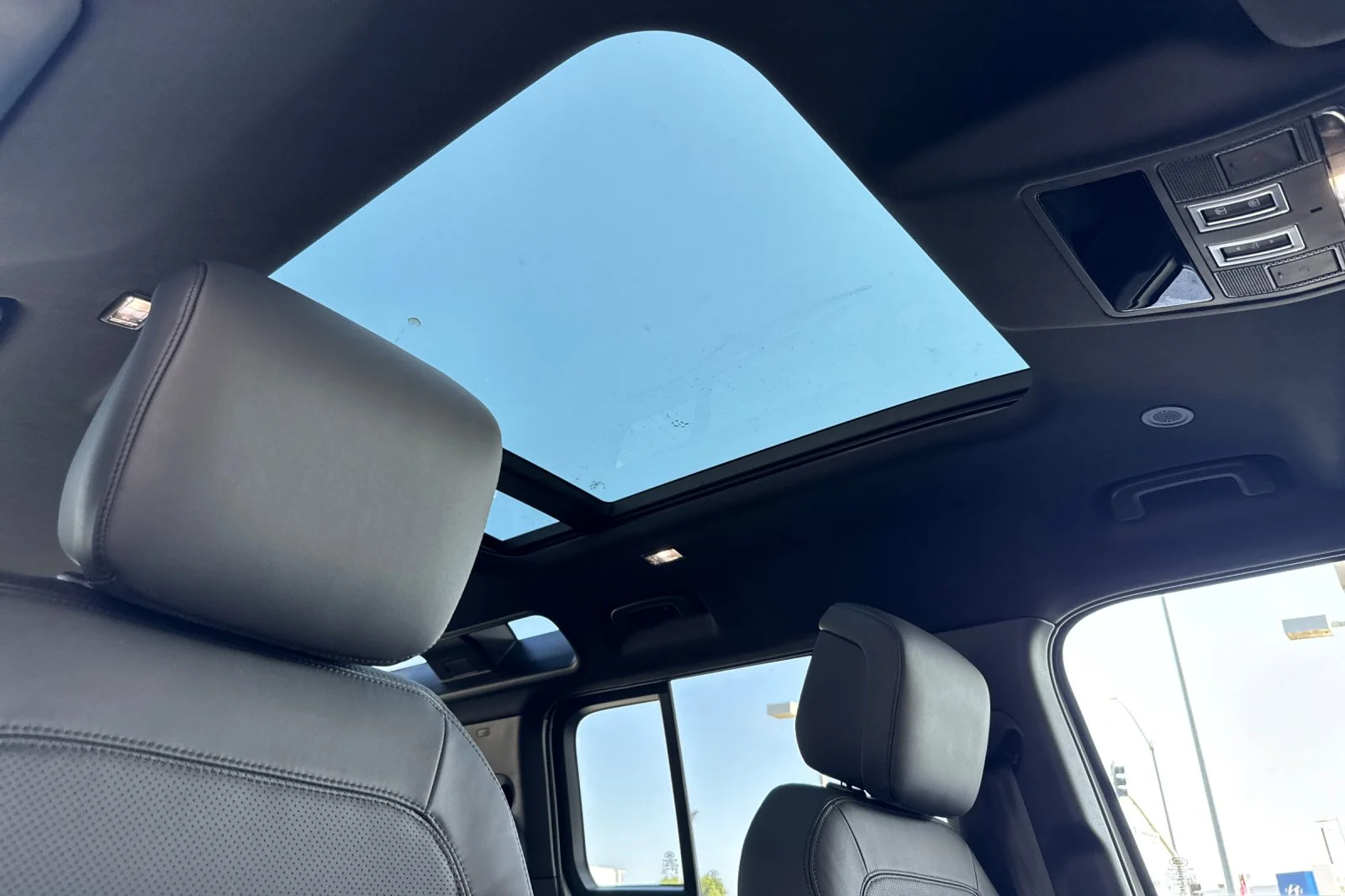 2025 Land Rover Defender X-Dynamic SE - Photo 17