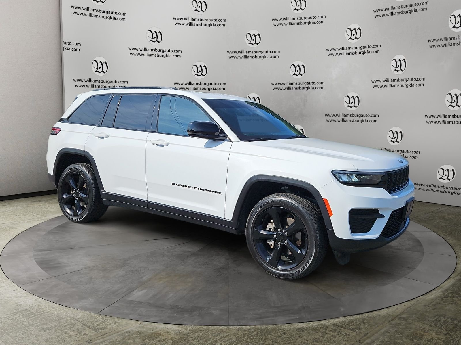 Used 2024 White Jeep Altitude image 7