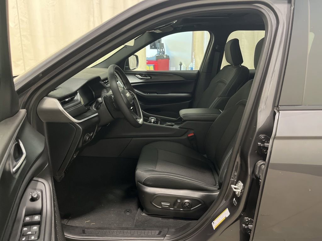 Used 2025 Baltic Gray Metallic Clearcoat Jeep Laredo X image 10