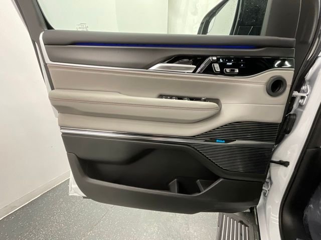 New 2026 Bright White Clear-Coat Exterior Paint Jeep Summit Obsidian image 9