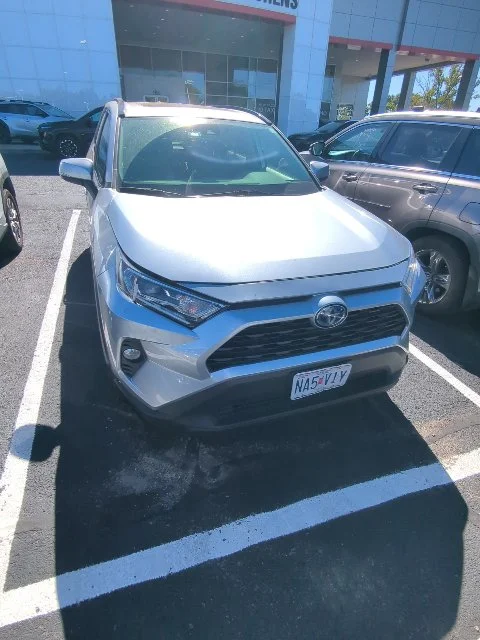 Used 2021 Silver Toyota XLE Premium image 8