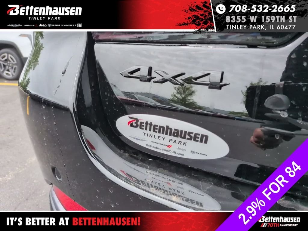 New 2026 Diamond Black Crystal Pearl-Coat Exterior Paint Jeep Laredo image 10