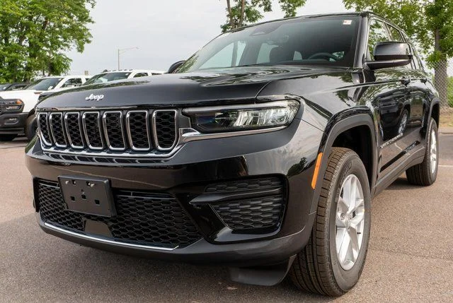 New 2026 Diamond Black Crystal Pearlcoat Jeep Laredo X image 2