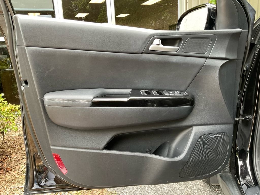 Used 2018 Red Kia EX image 32