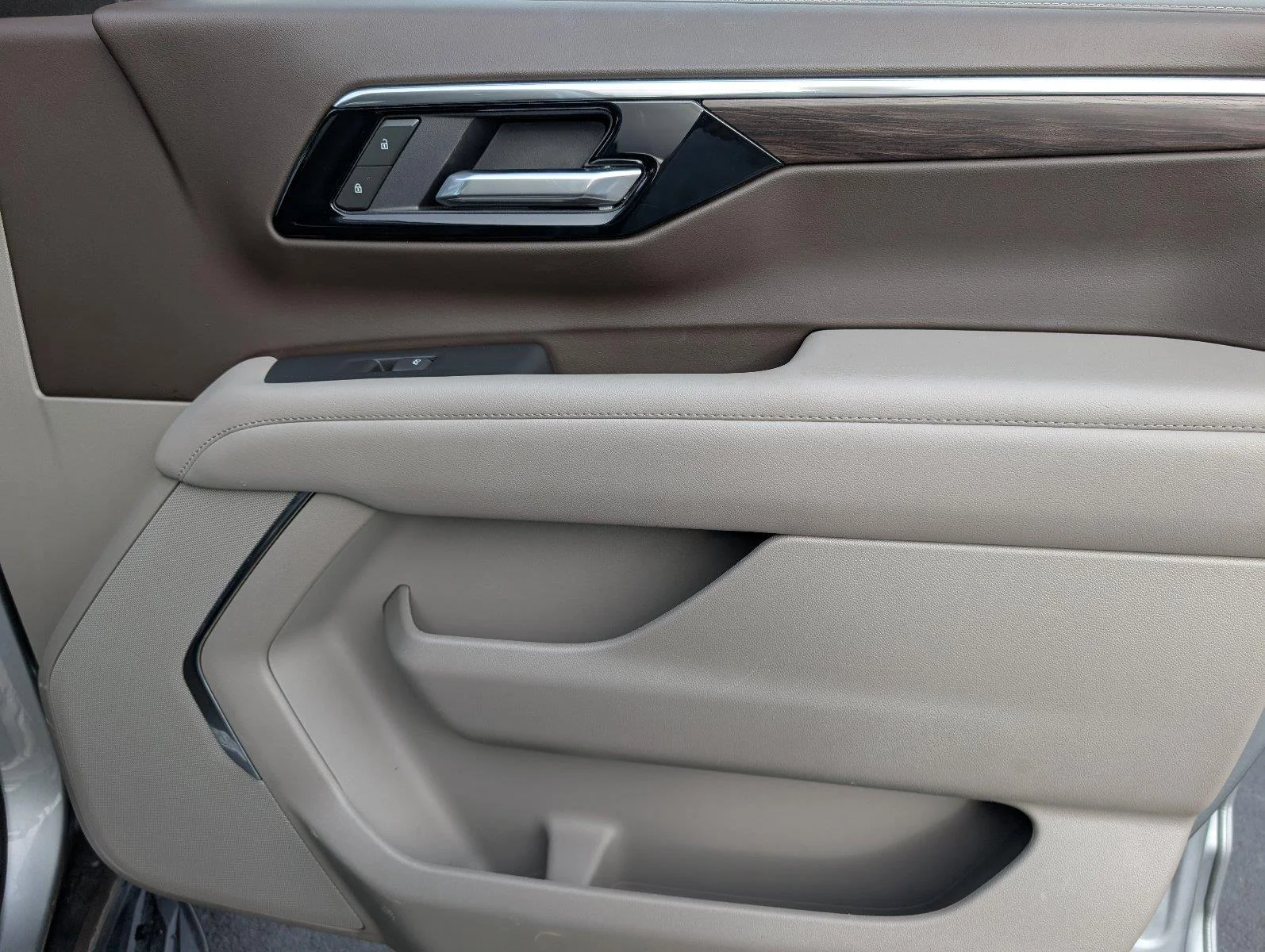 Used 2025 Sterling Gray Metallic Chevrolet LT image 41