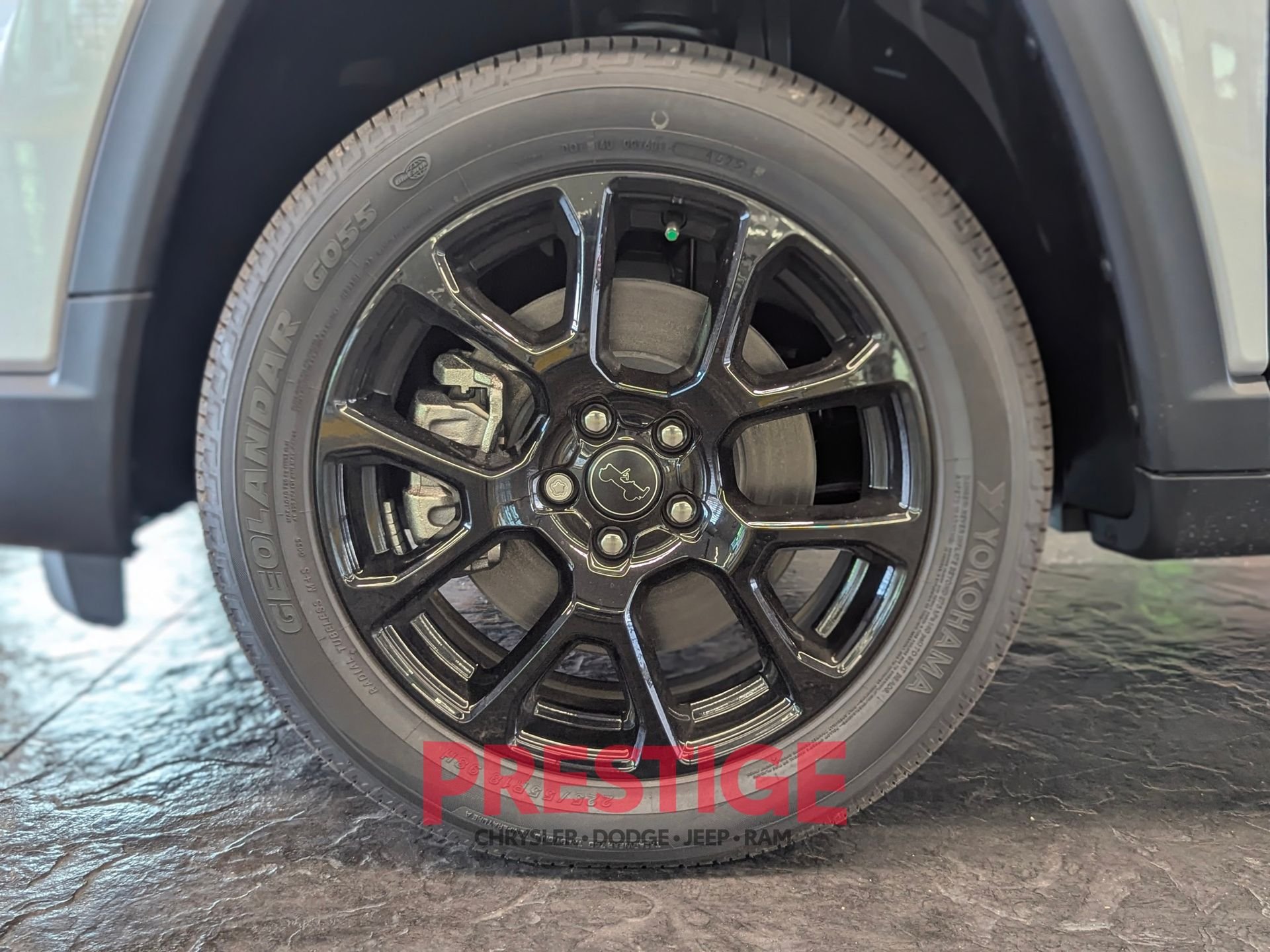 New 2026 Silver Zynith Metallic Clearcoat Jeep Latitude image 11