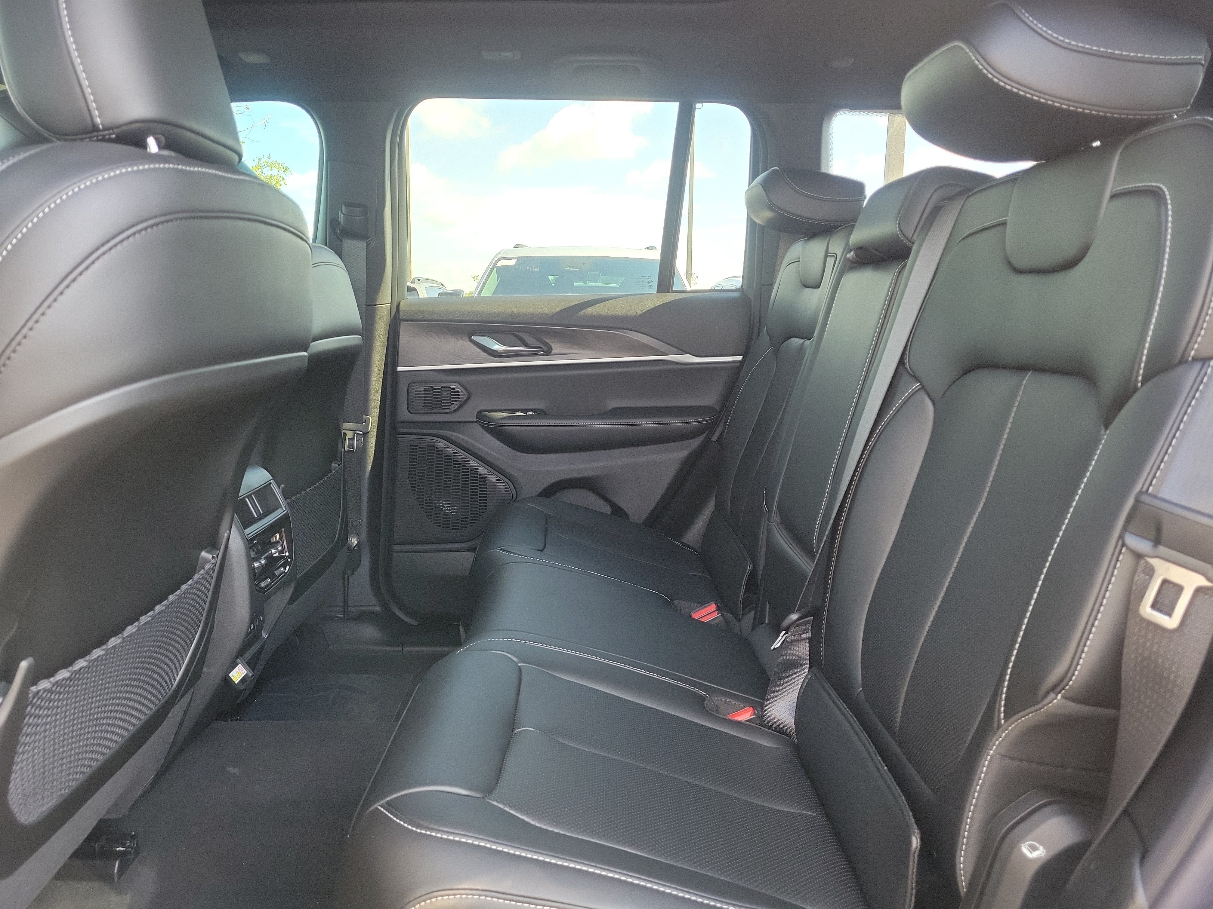 New 2026 Baltic Gray Metallic Clear-Coat Exterior Paint Jeep Limited image 8
