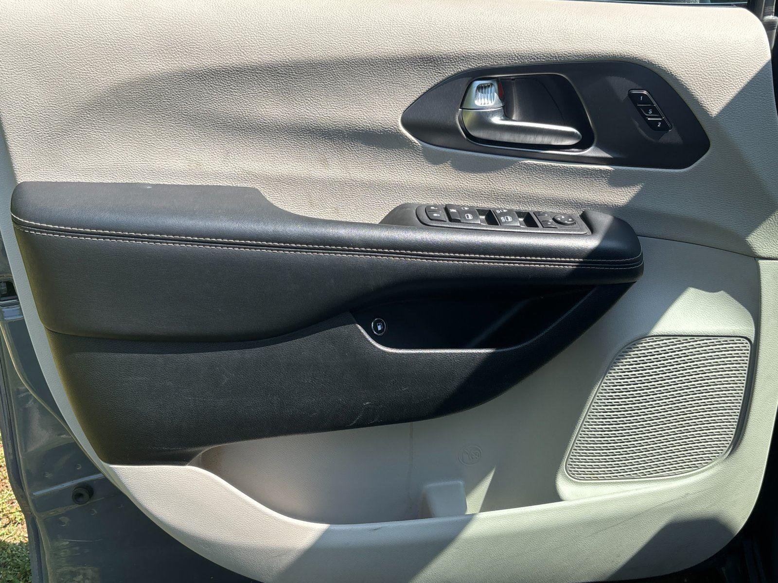 Used 2023 Ceramic Gray Clearcoat Chrysler Hybrid Touring L image 13