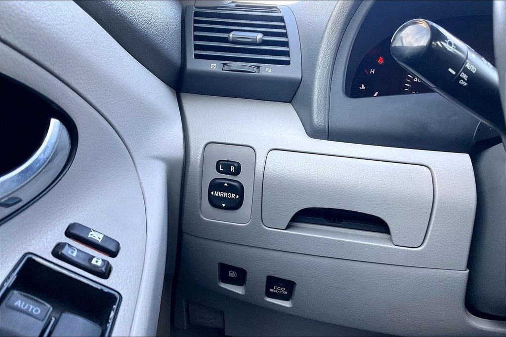 Used 2007 White Toyota Base image 33