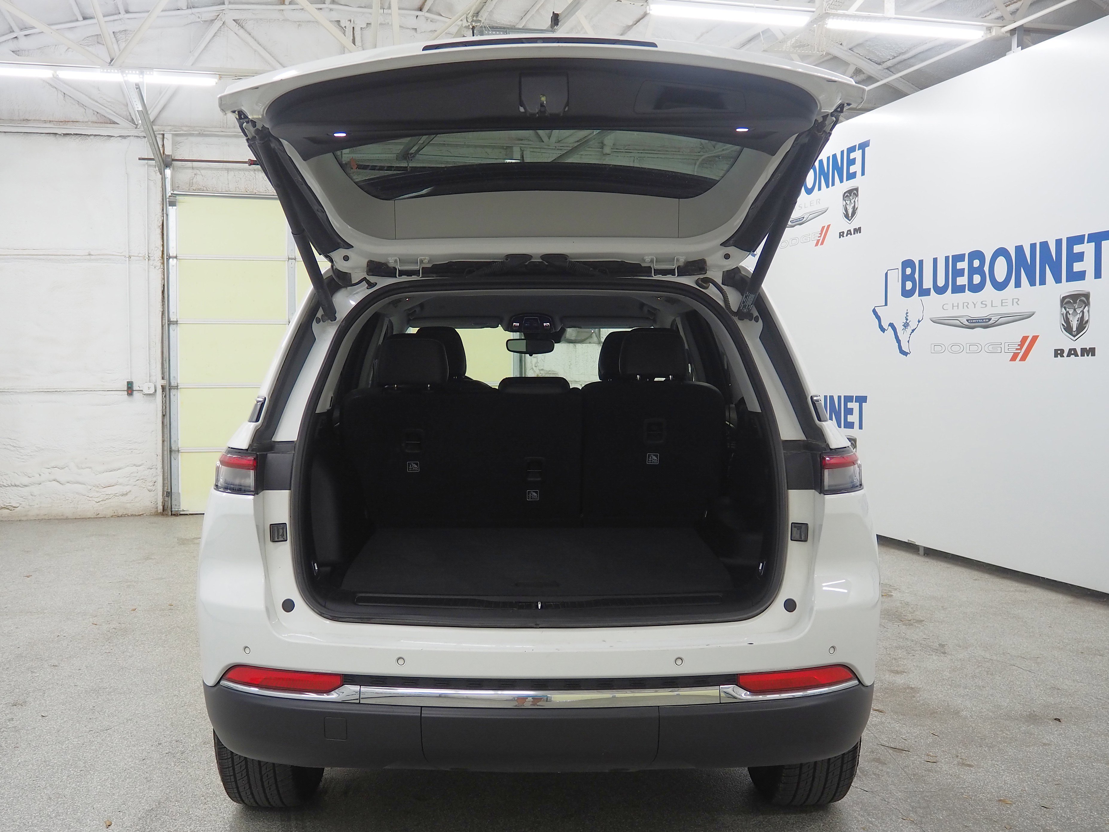 2023 Jeep Grand Cherokee Limited photo 3