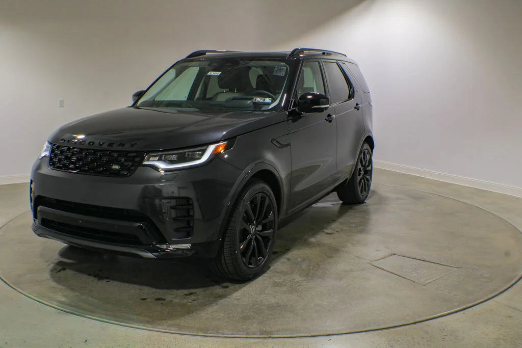2026 Land Rover Discovery P300 Dynamic SE's photo
