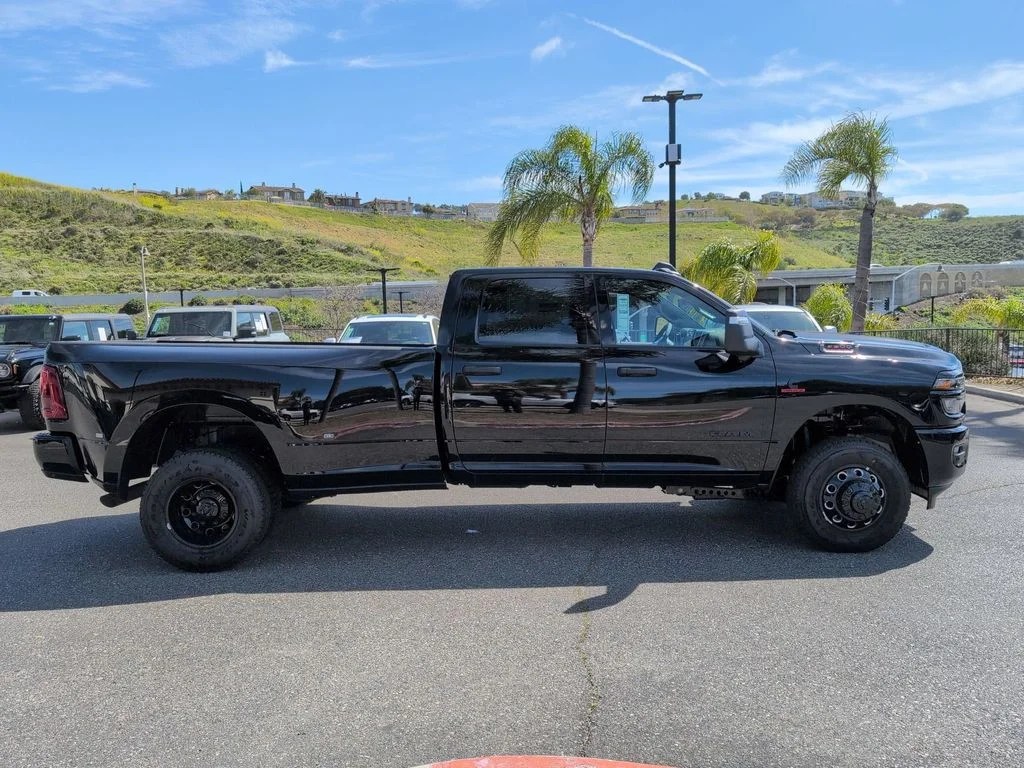 New 2026 Diamond Black Crystal Pearl-Coat Exterior Paint RAM Big Horn image 4