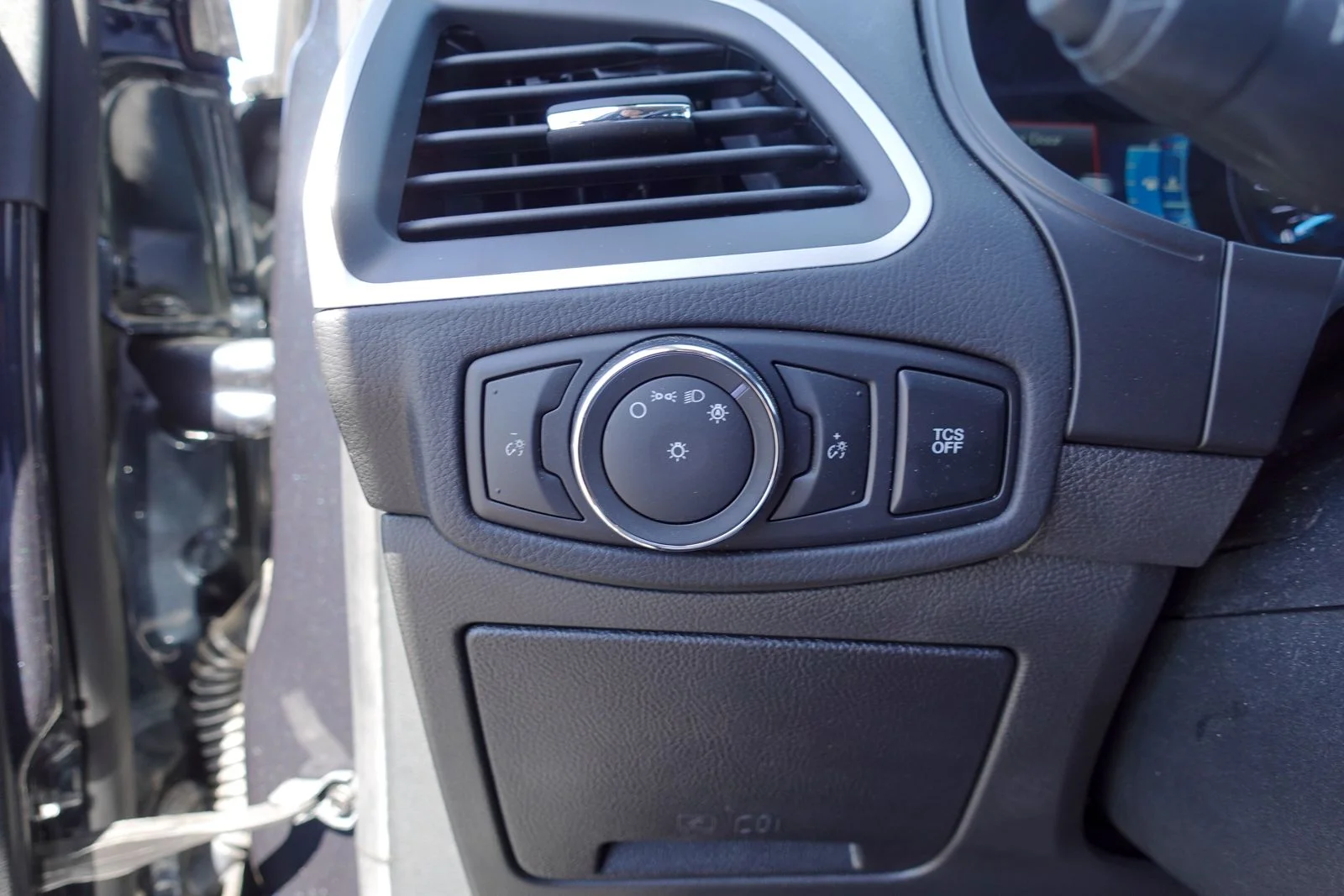 Used 2022 Blue Metallic Ford SE image 16