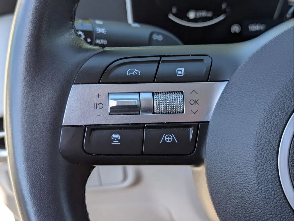 Used 2025 White Hyundai SEL Convenience image 16