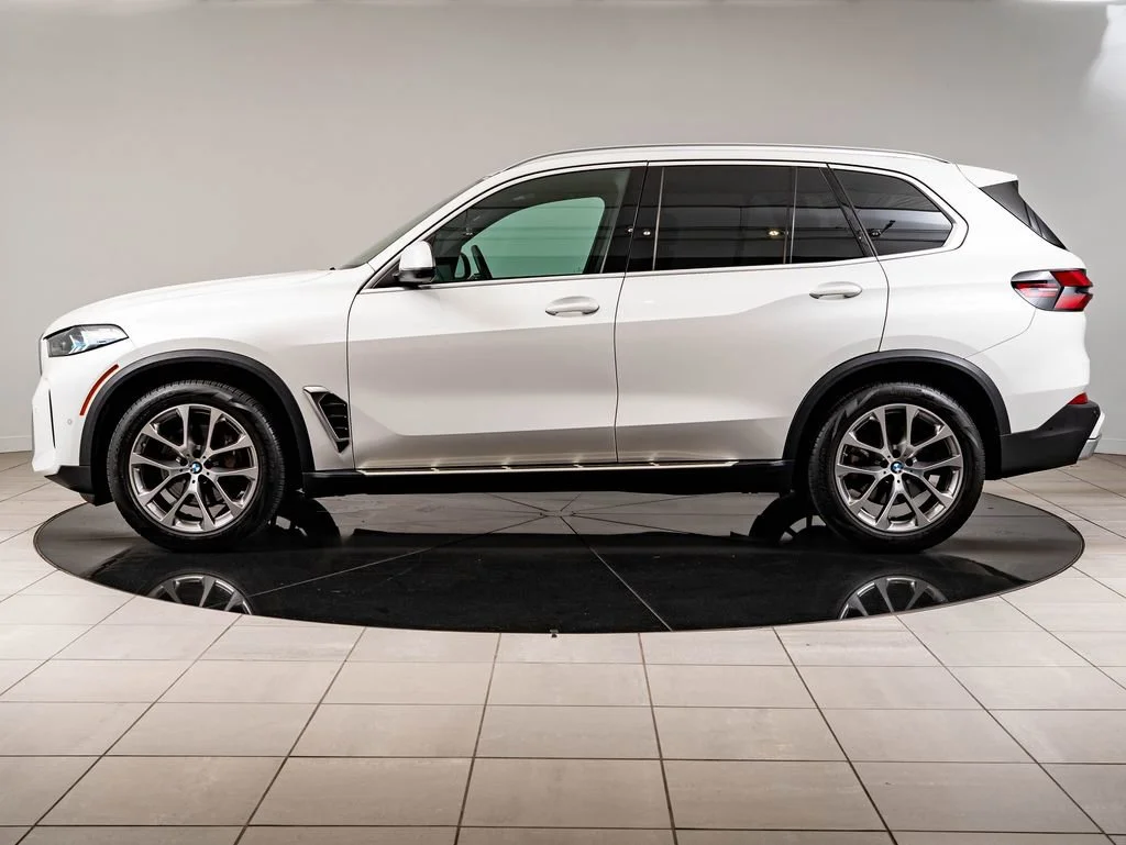 Used 2024 Mineral White Metallic BMW xDrive40i image 5