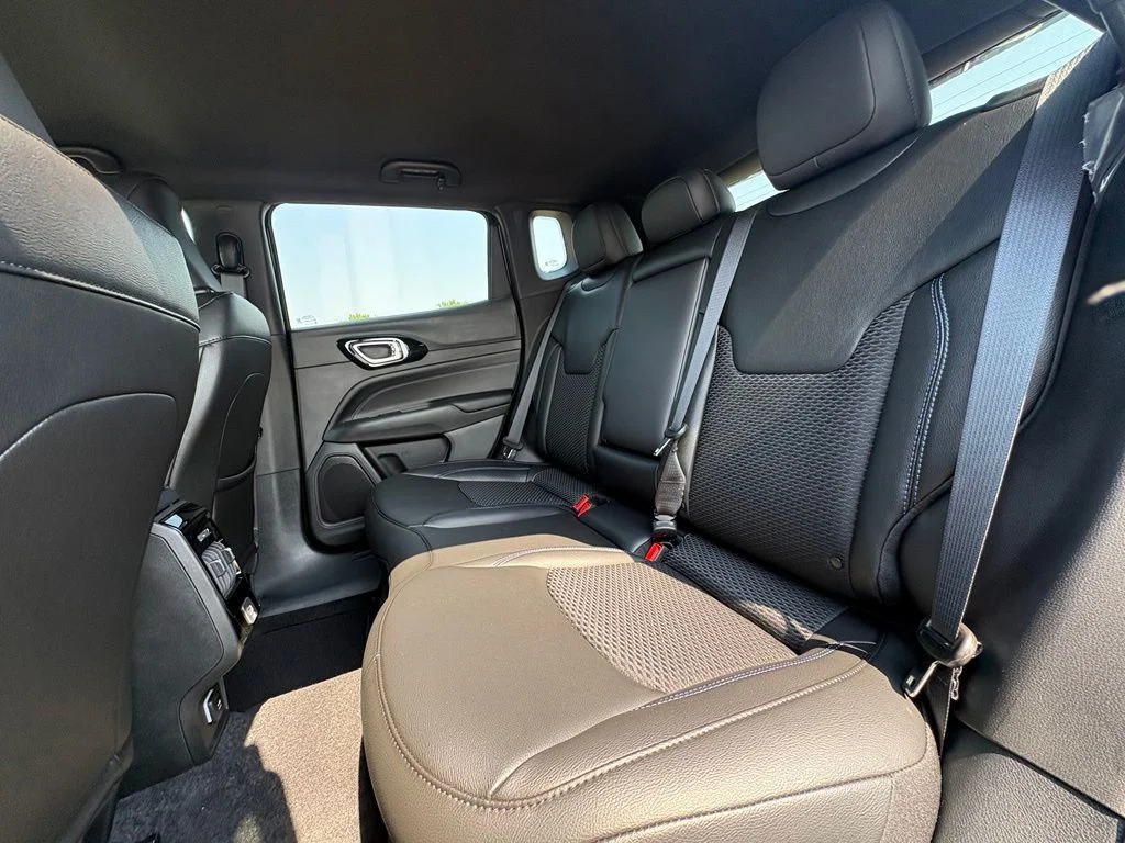 New 2026 Diamond Black Crystal Pearl-Coat Exterior Paint Jeep Latitude image 26