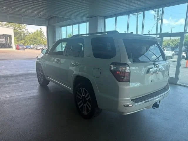 Used 2018 Blizzard Pearl Toyota SR5 image 9