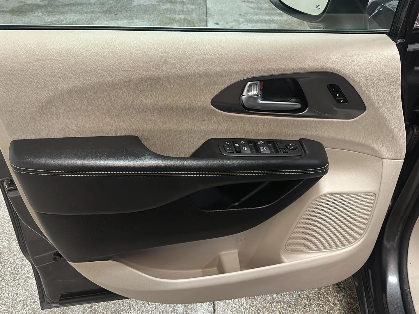 Used 2023 Granite Crystal Metallic Clearcoat Chrysler Touring L image 17