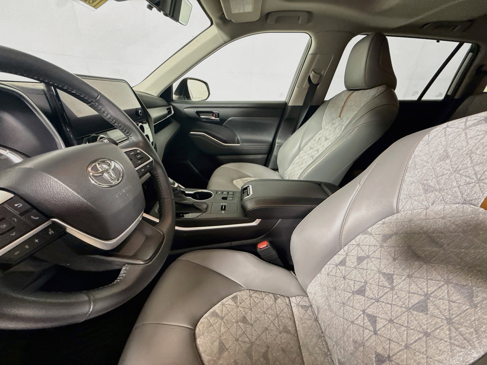 Used 2023 Wind Chill Pearl Toyota Hybrid Bronze Edition image 18
