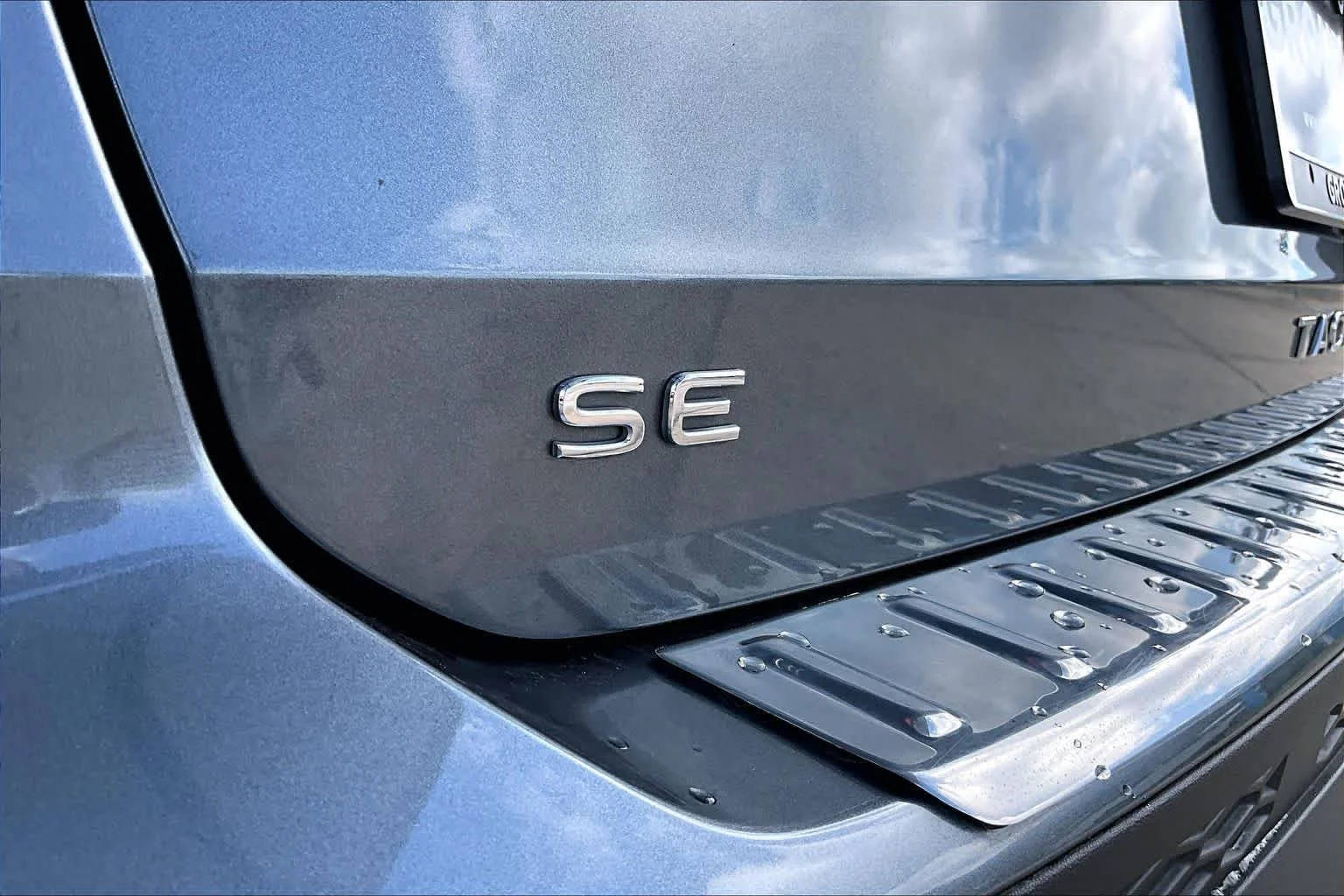 Used 2022 Platinum Gray Metallic Volkswagen SE image 10