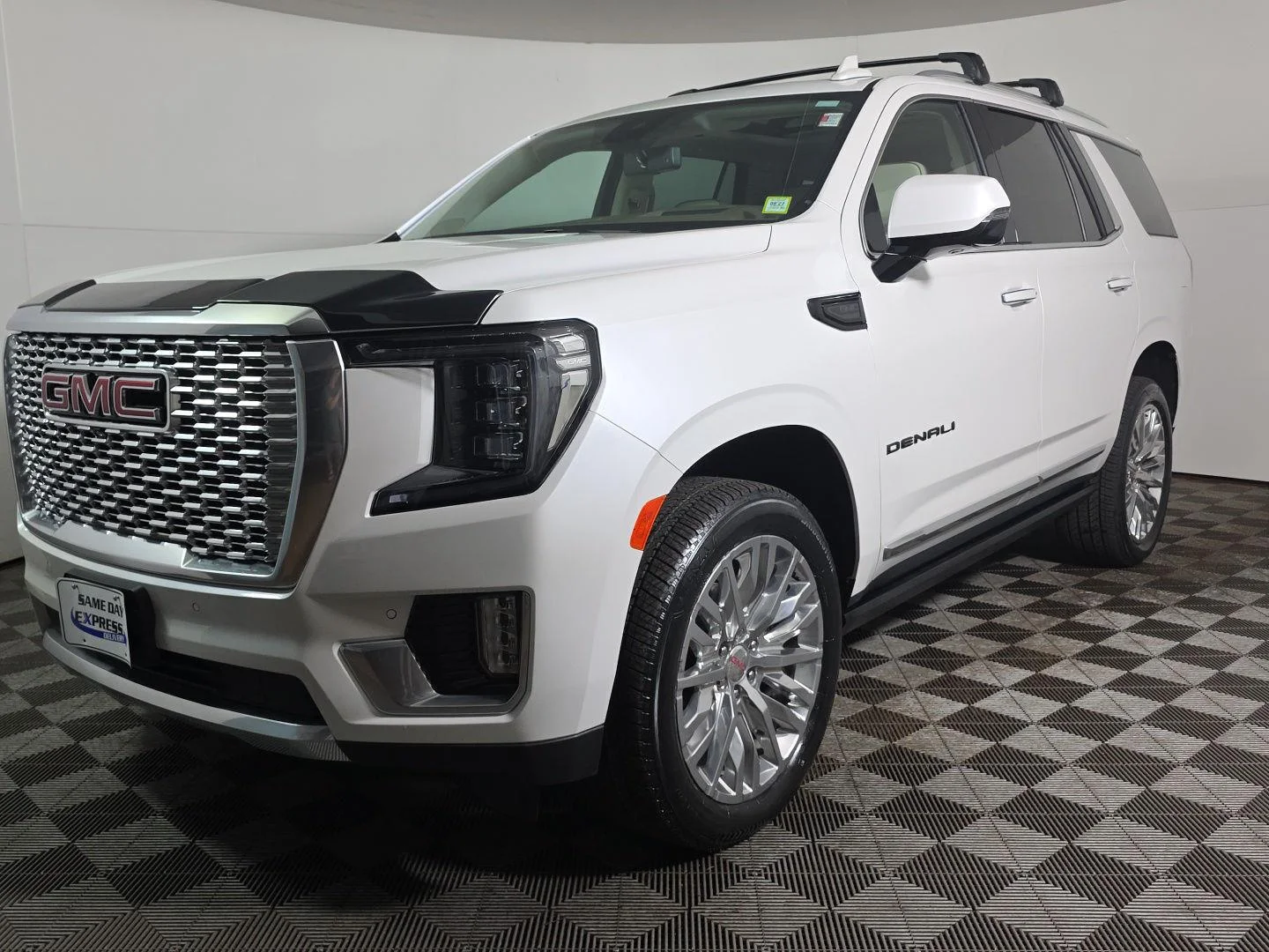 Used 2024 White Frost Tricoat GMC Denali image 7