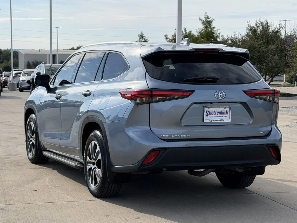 Used 2022  Toyota XLE image 4