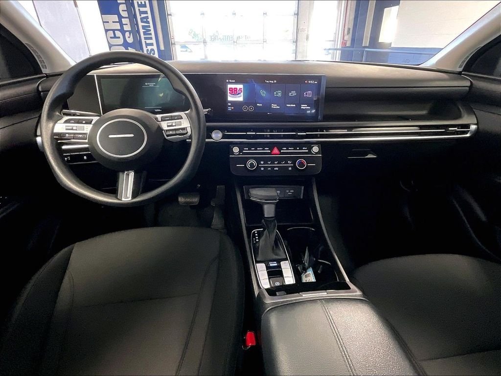 Used 2025 Silver Hyundai SE image 21