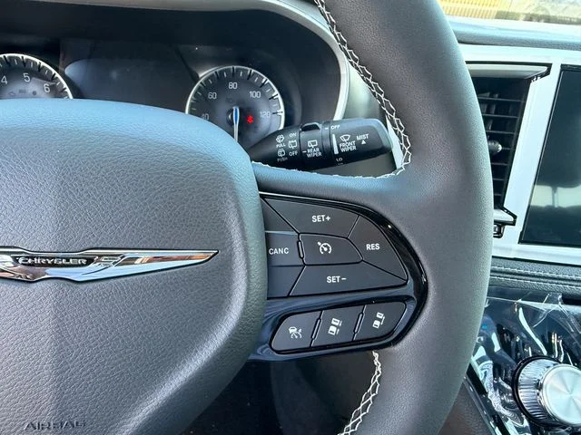 New 2026 Diamond Black Crystal Pearl-Coat Exterior Paint Chrysler Select image 16