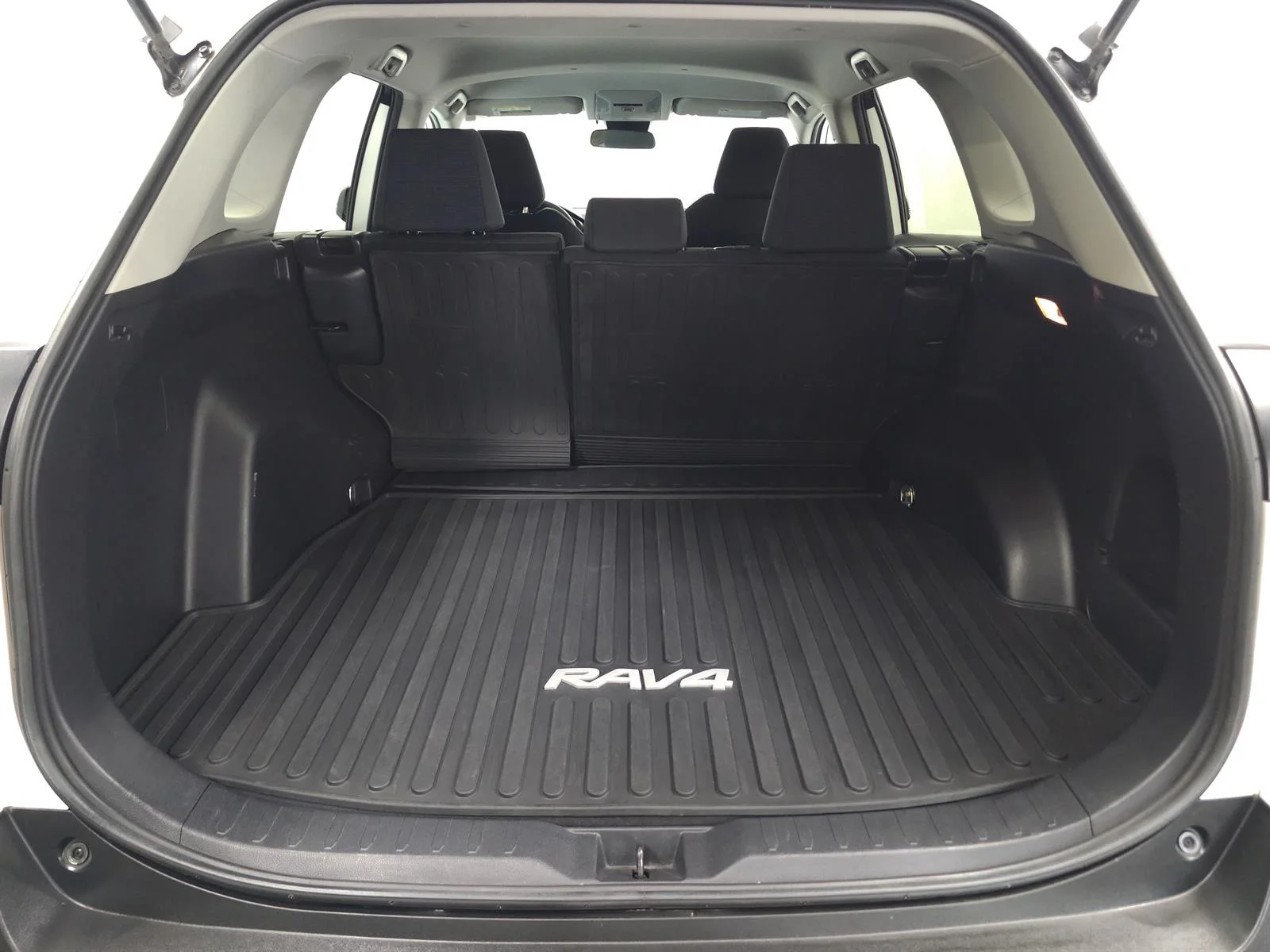Used 2019 White Toyota LE image 10