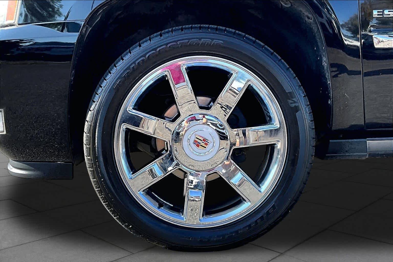 Used 2013 Black Raven Cadillac Luxury image 10
