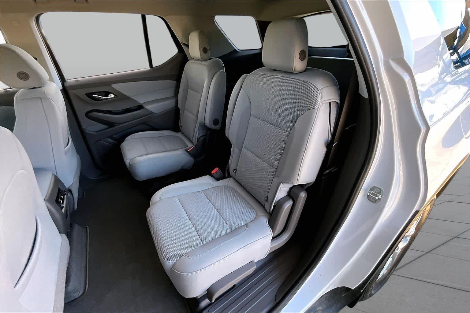 Used 2018 Iridescent Pearl Tricoat Chevrolet LT Cloth image 21