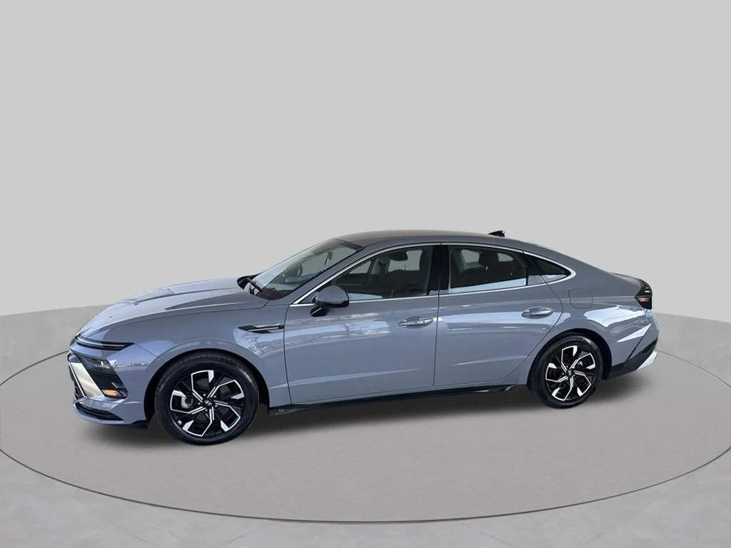 Used 2025 Blue Hyundai SEL image 3