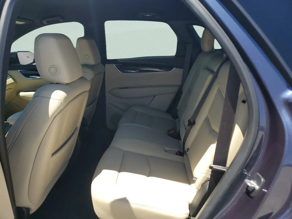 Used 2018 HARBOR BLUE METALLIC Cadillac FWD image 10