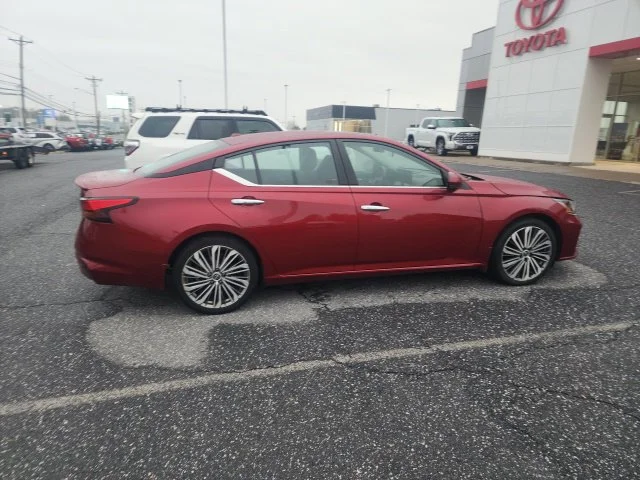 Used 2023 Red Nissan 2.5 SL image 8
