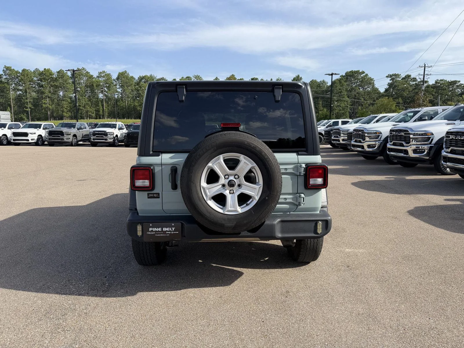 Used 2023 Earl Clearcoat Jeep Sport S image 5